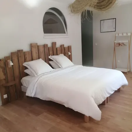 D'hotes De La Pilatiere לינה וארוחת בוקר 4*